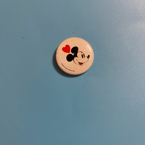 Vintage Mickey Mouse Heart Love Straight Pinback Round - Picture 2 of 3